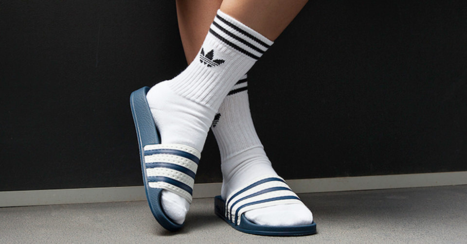 adidas slippers witte sokken