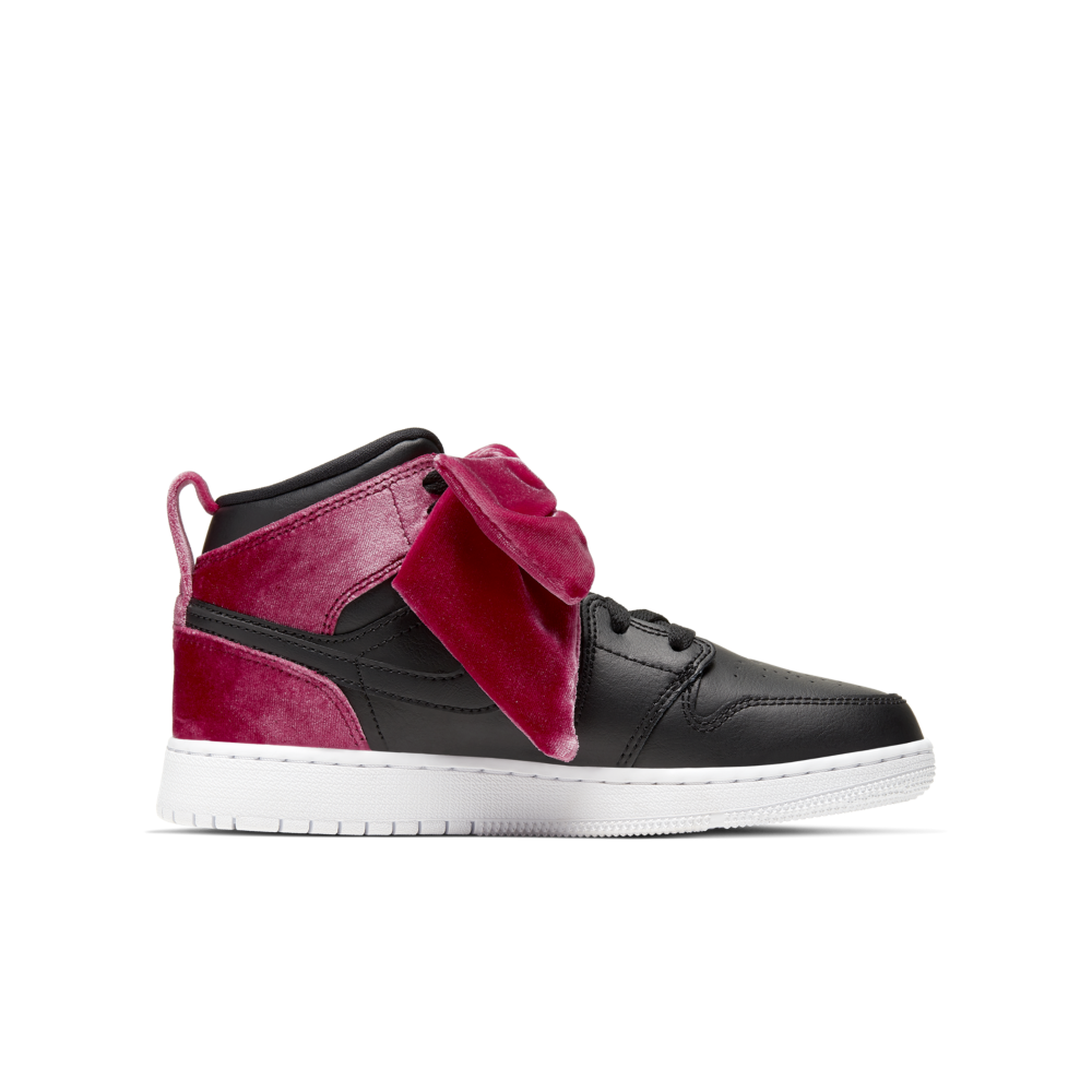 De Air Jordan 1 Mid 'Bow' is een erg unieke sneaker - Sneakerjagers