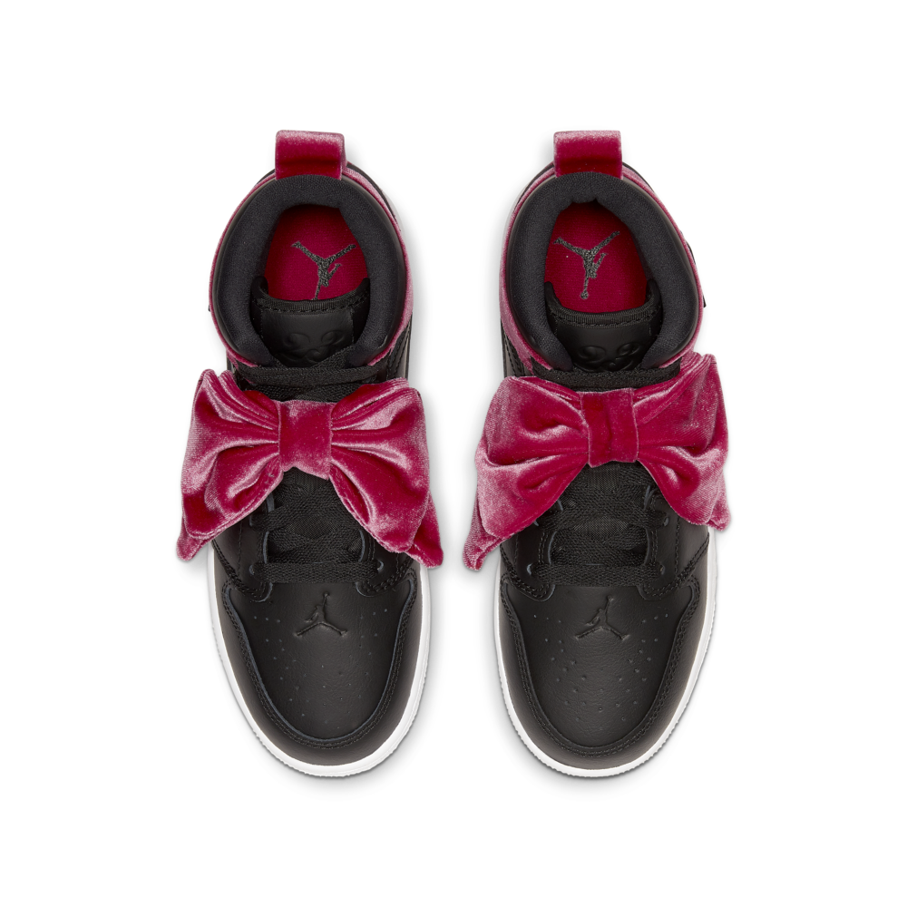 De Air Jordan 1 Mid 'Bow' is een erg unieke sneaker - Sneakerjagers
