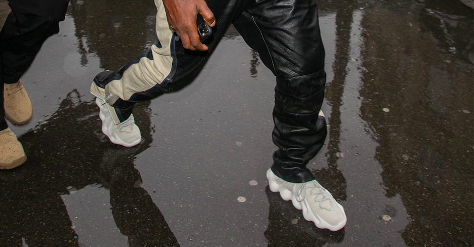 Kanye West draagt de Yeezy 451 voor het eerst in Parijs