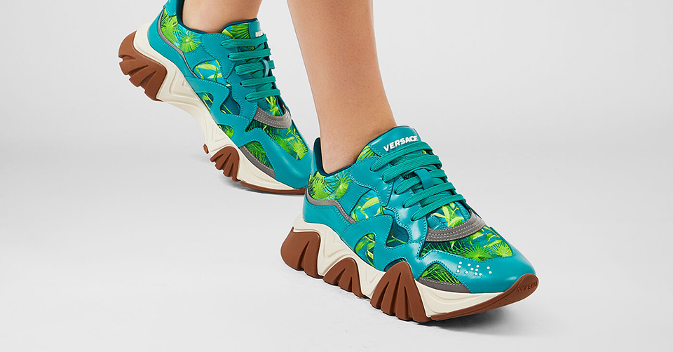 Versace geeft de Squalo Sneaker een JLo jungle print