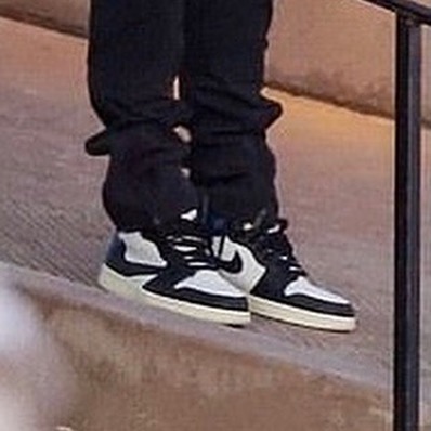 travis scott wearing jordan 1s