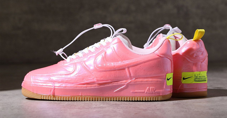 De Nike Air Force 1 Low Experimental &#8216;Racer Pink&#8217; druipt van je scherm