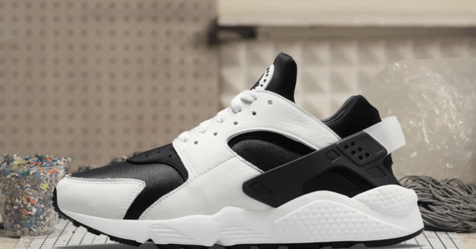De Nike Huarache OG 'Black/White' dropt - Sneakerjagers