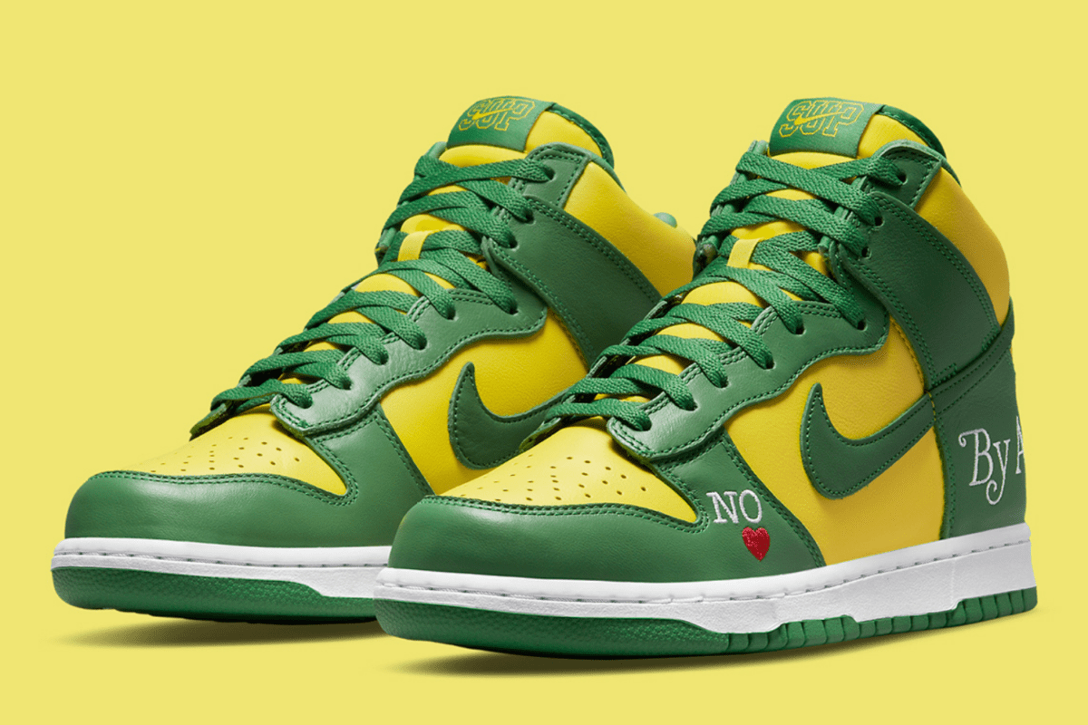 De Supreme x Nike SB Dunk High 'By Any Means' in een 'Brazil' colorway