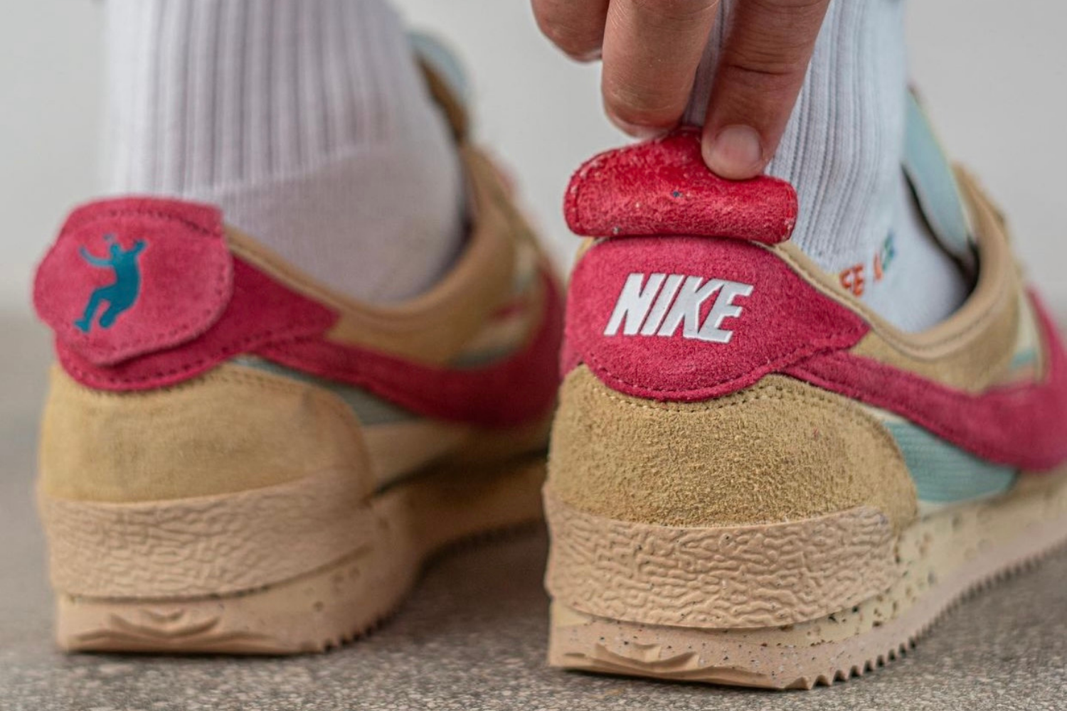 On feet beelden van de Union x Nike Cortez 'Tan Pink'