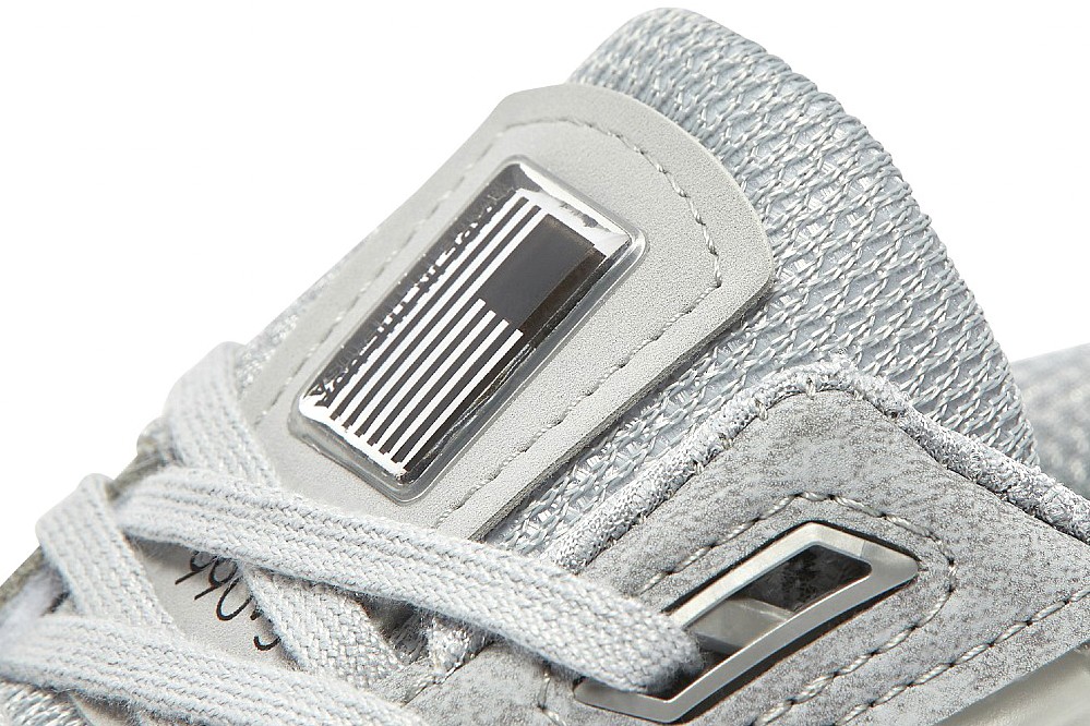 De New Balance 990v5 'Gray' krijgt een 