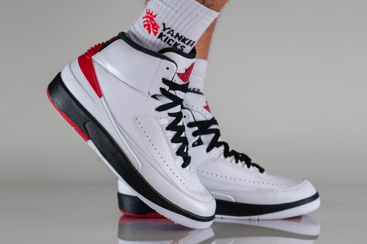 On-foot beelden Air Jordan 2 OG 'Chicago' - Sneakerjagers