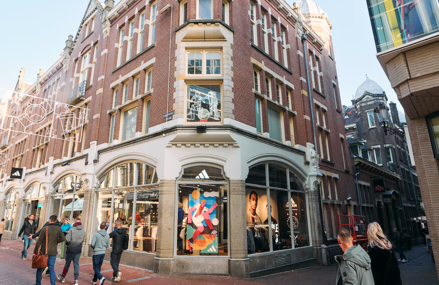 Rechtsaf middag Dierbare Nieuwe adidas Store geopend in de Kalverstraat - Sneakerjagers