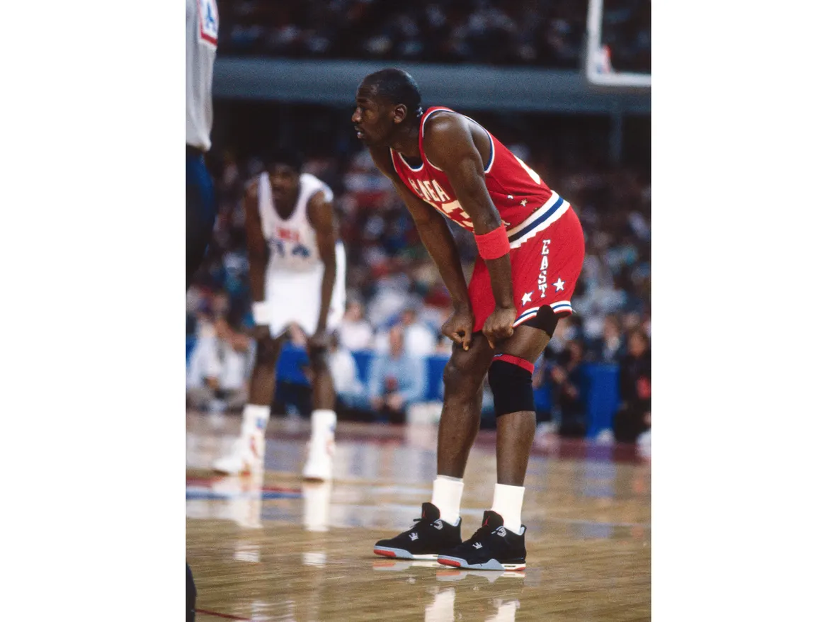 Michael Jordan komt op adem met de Air Jordan 4 Black/Cement Grey aan zijn voeten
