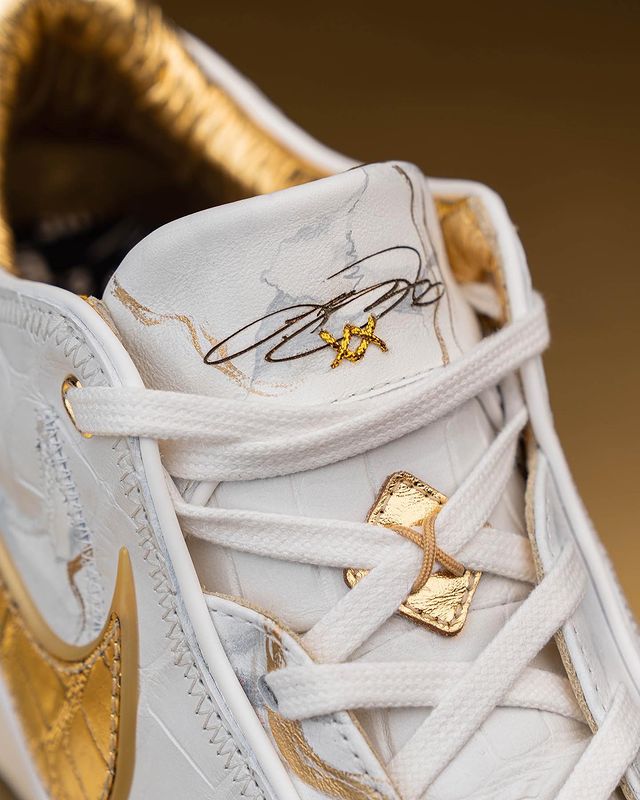 Gouden details op Nike LeBron 20 "The Moment"