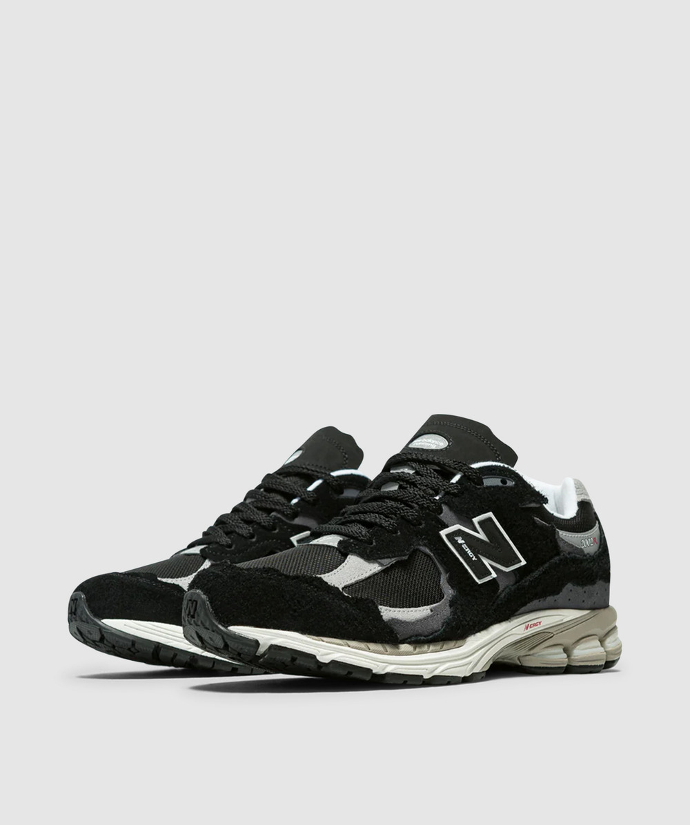 New Balance 2002R 'Black Grey' - Protection Pack beide schoenen zijkant