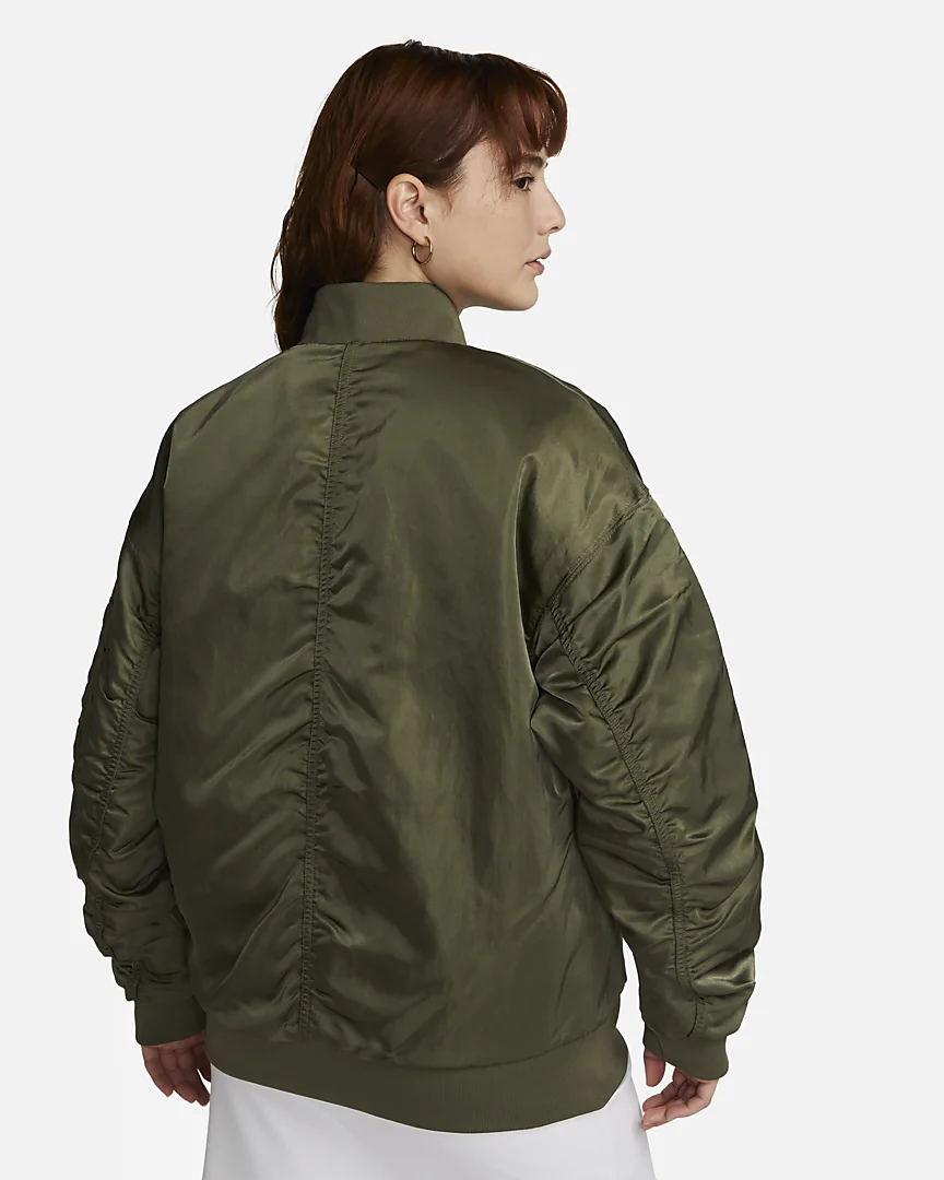 Nike Reversible Varsity Bomber Jacket groen model laat de rug van de jas zien