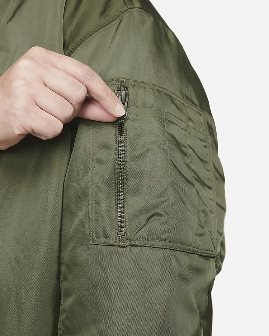 Nike Reversible Varsity Bomber Jacket groen. Model laat ritszak zien