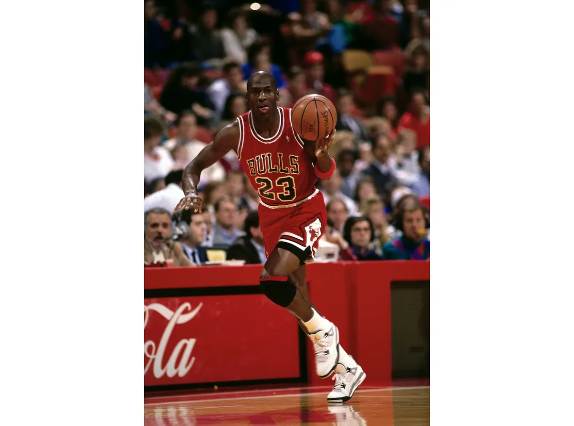 Michael Jordan op de Nike Air Jordan 4 Retro 'White/Cement Grey'