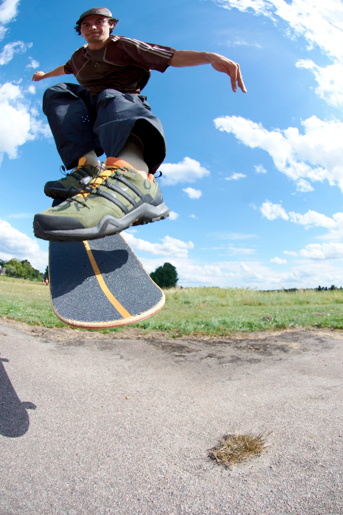 Pop Trading Company adidas fotoshoot man doet skateboard trick