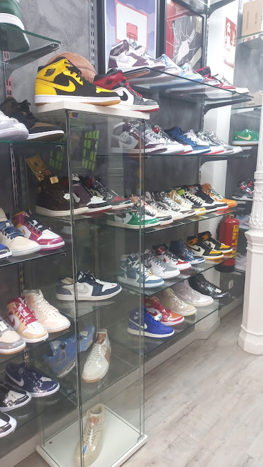 Schoenenwinkel Sneakers West Coast in Madrid