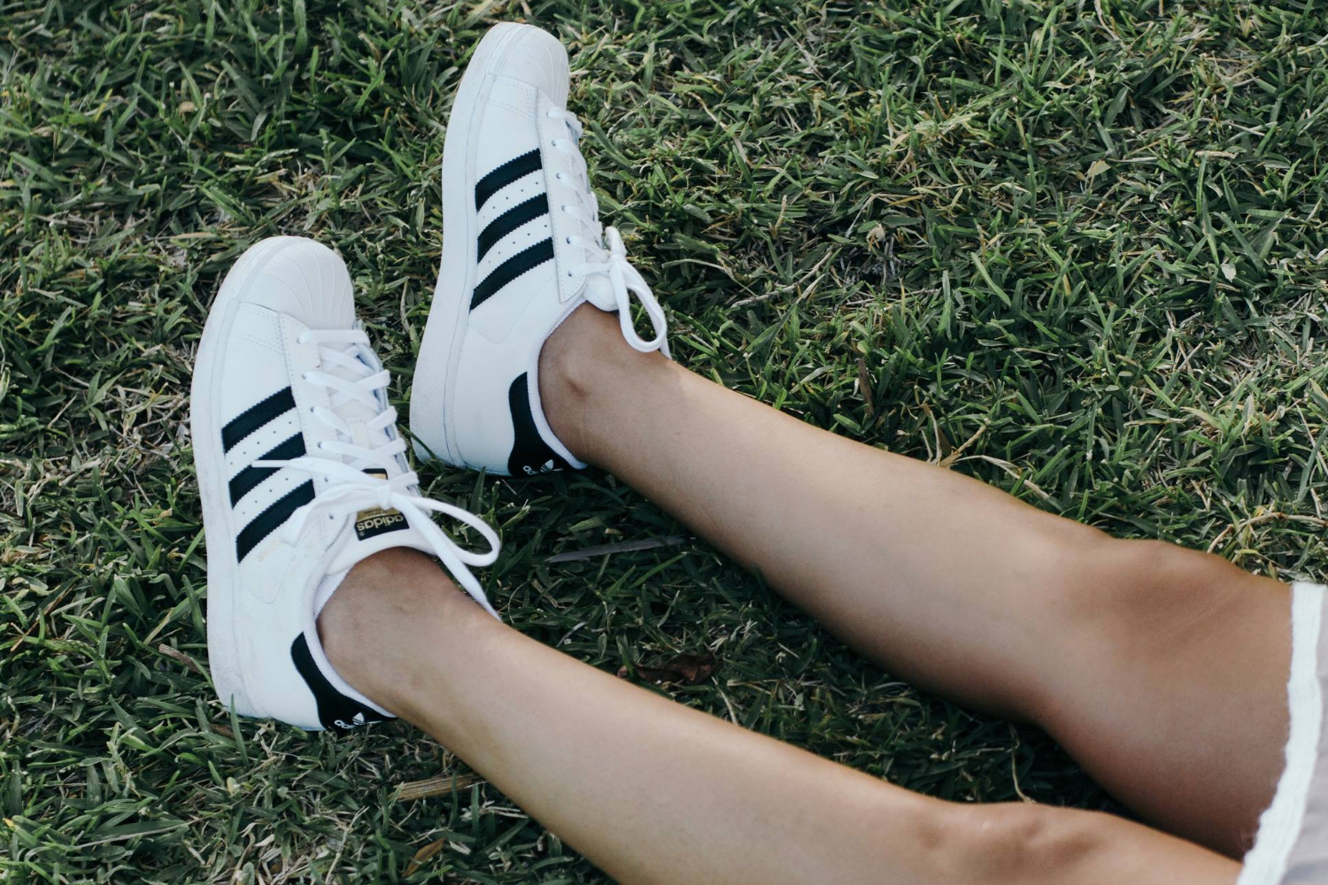Geaccepteerd Uitgebreid Nat De meest populaire witte adidas sneakers voor de lente - Sneakerjagers