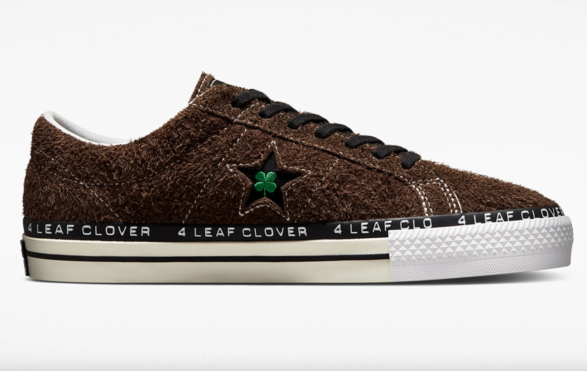 Patta x Converse One Star Pro 'Four-Leaf Clover' sneaker van de rechterkant met witte achtergrond