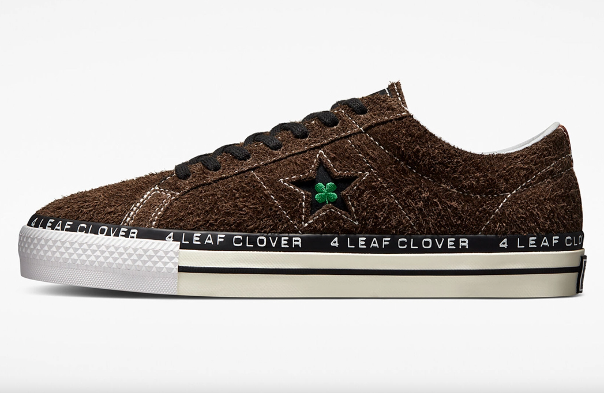 Patta x Converse One Star Pro 'Four-Leaf Clover' schoen van links met witte achtergrond