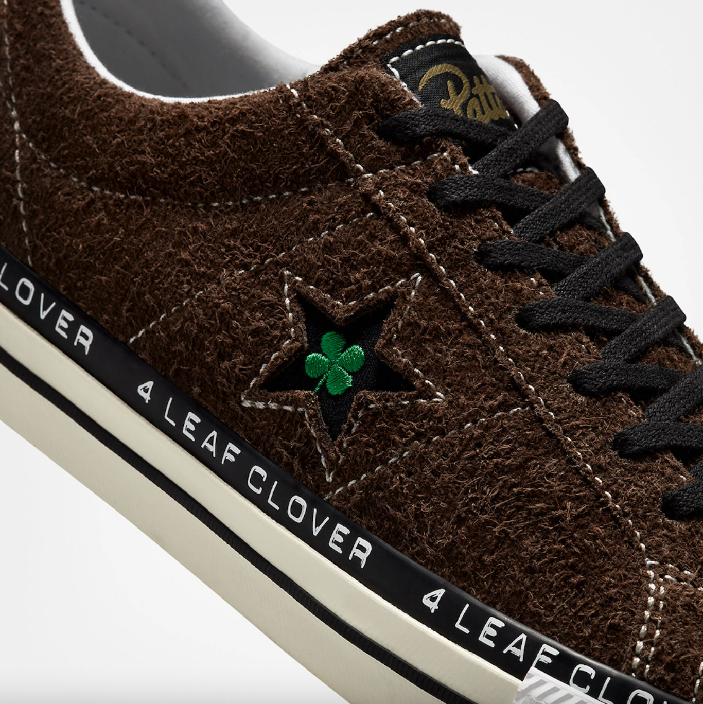 Patta x Converse One Star Pro 'Four-Leaf Clover' detail shot logo van een sneaker