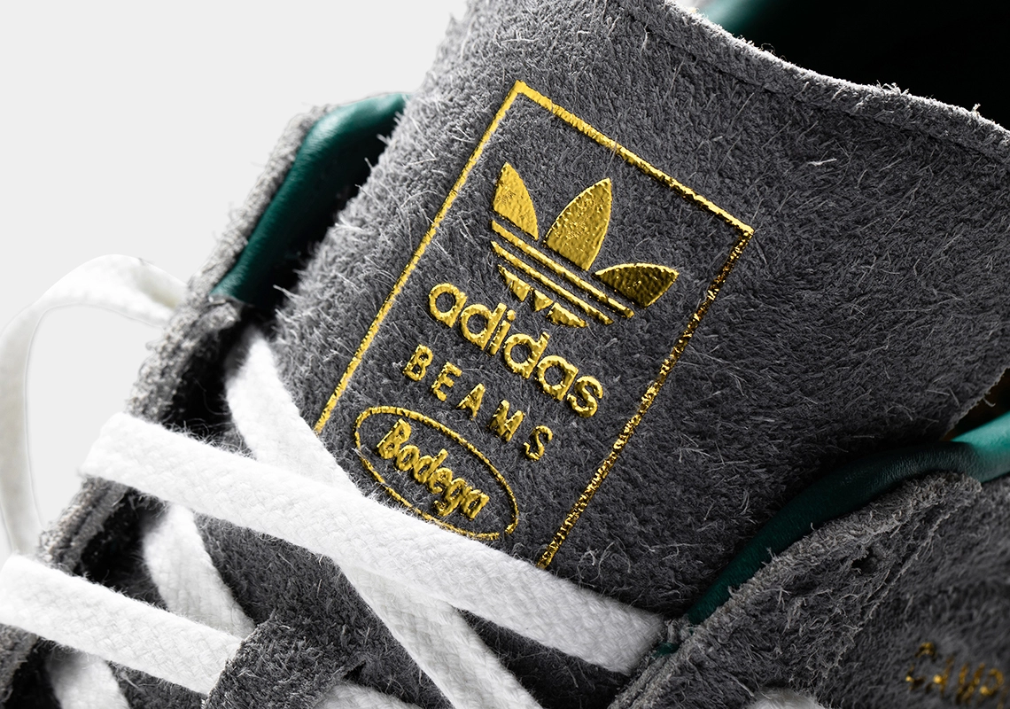 Adidas x Bodega x Beams Campus detail shot van goude adidas logo op de tong