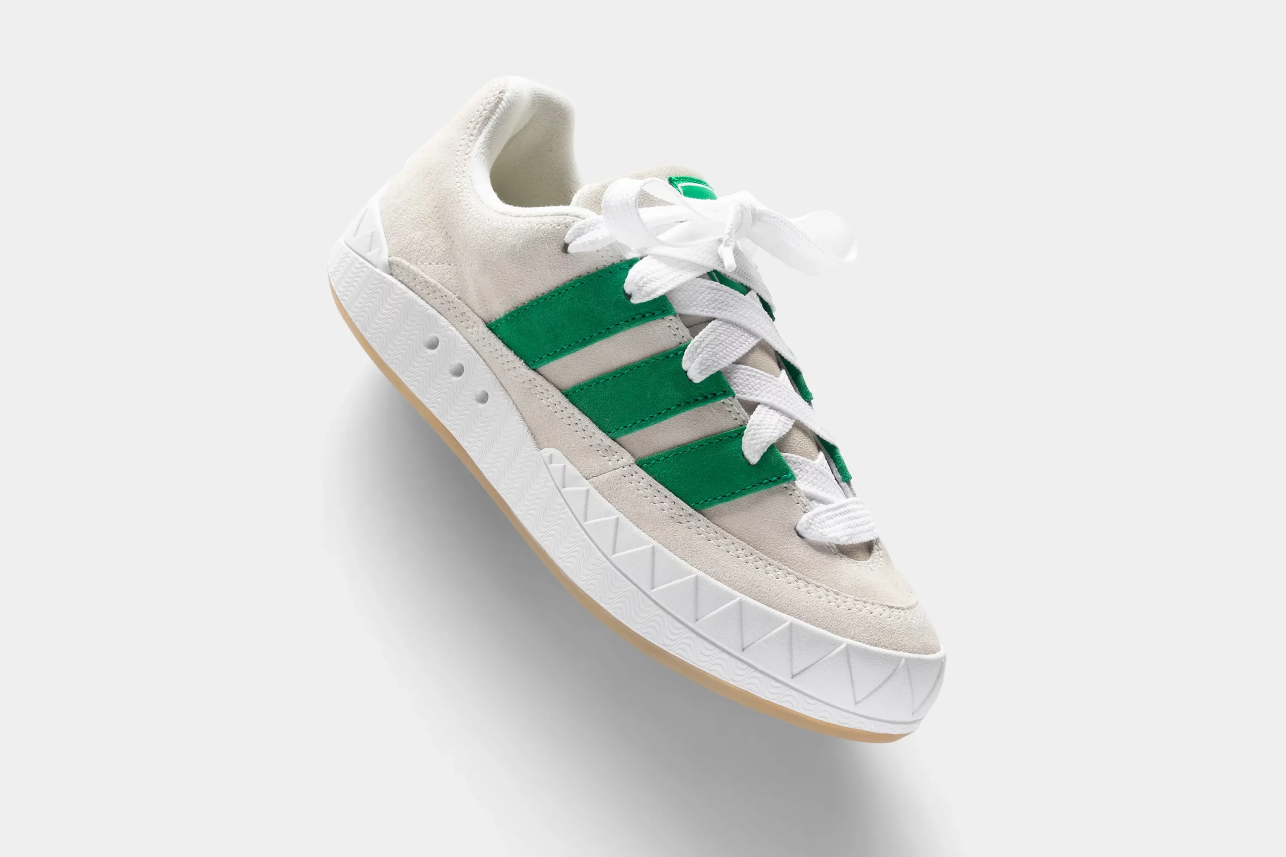 adidas Adimatic Bodega X Beams Off White/ Green/ Crystal White van boven gefotografeerd de zijkant van de schoen is te zien met witte achtergrond