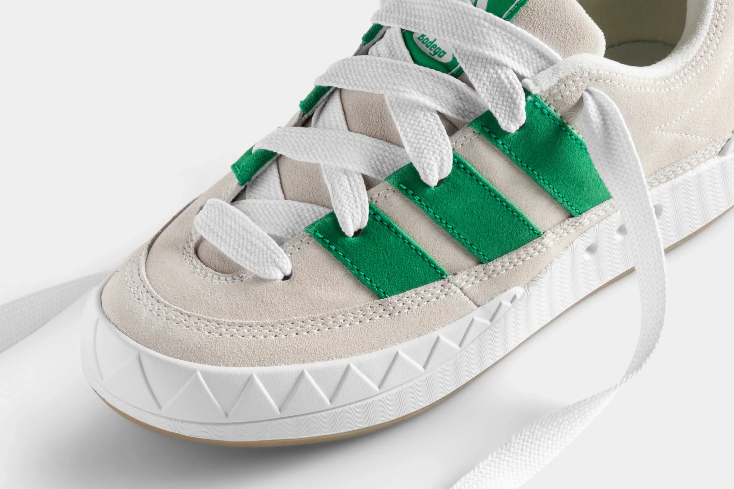adidas Adimatic Bodega X Beams Off White/ Green/ Crystal White detail shot van de groene 3 stripes en veters