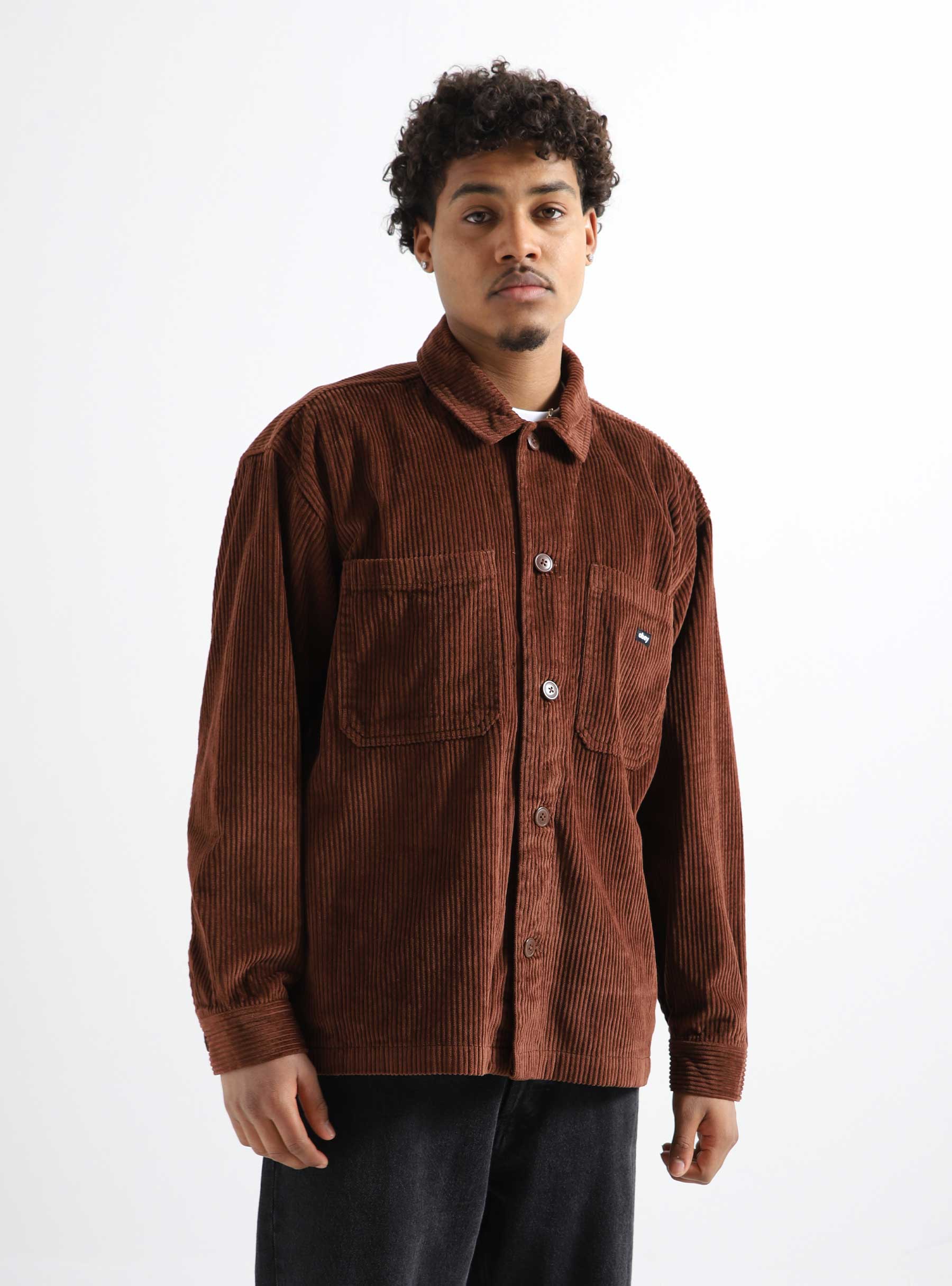 Man draagt Obey Monte Cord Shirt Jacket Sepia