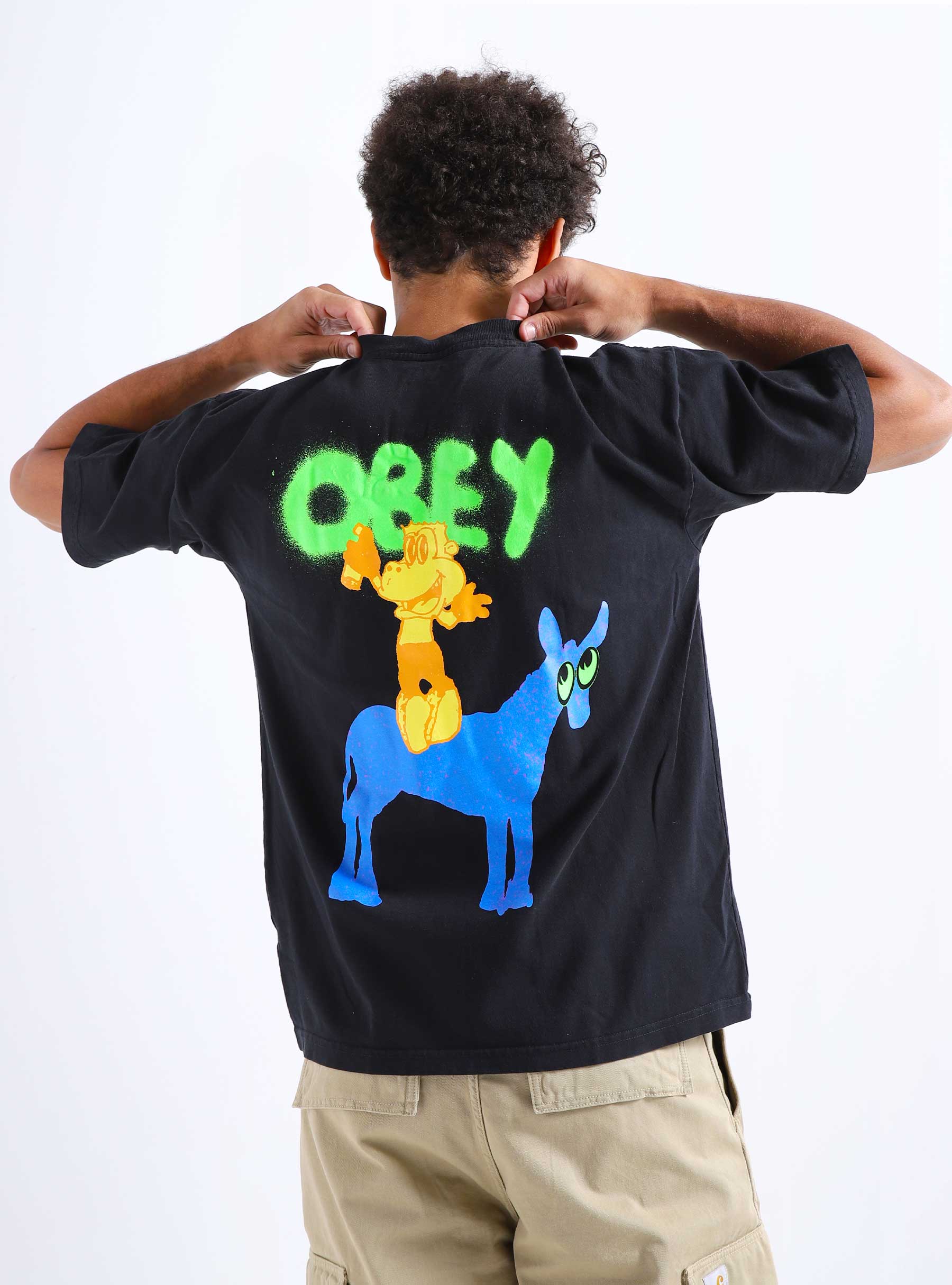 Man draagt Obey Donkey T-shirt Off Black