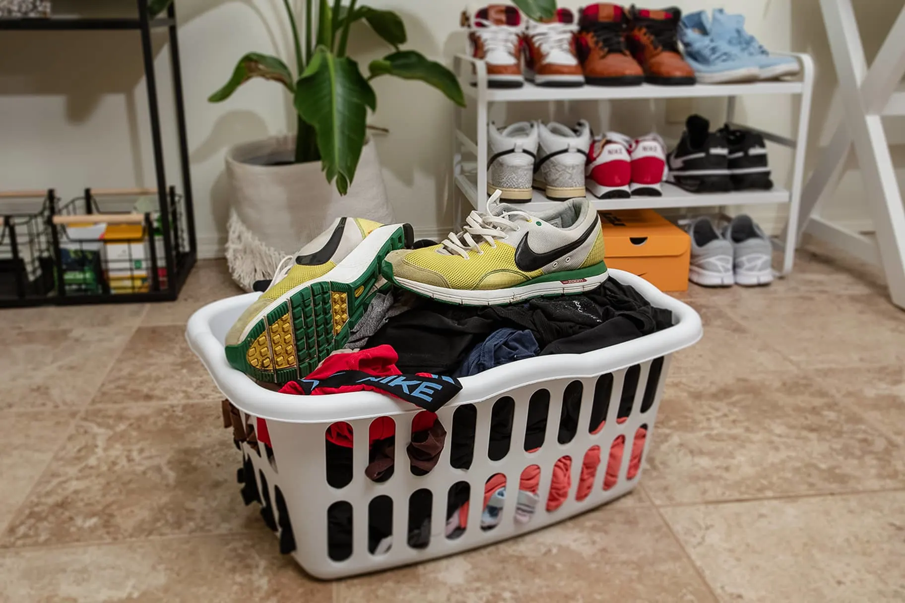 Sneakers in de wasmand en wasmachine