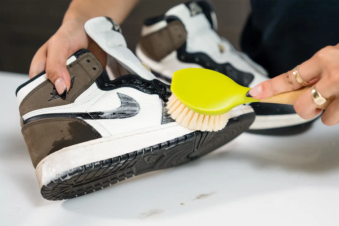 Sneakers schoonmaken met borstel