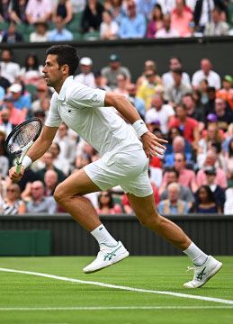 Novak Djokovic tennist in ASICS uitrusting