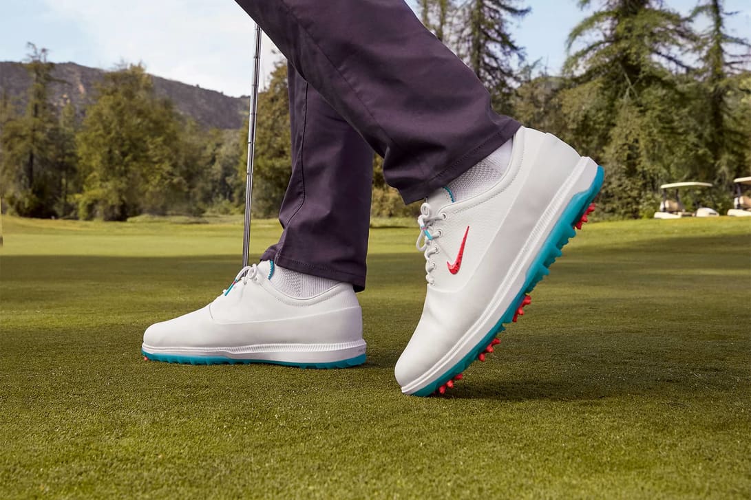 Witte Nike Golf sneakers met spikes op gras