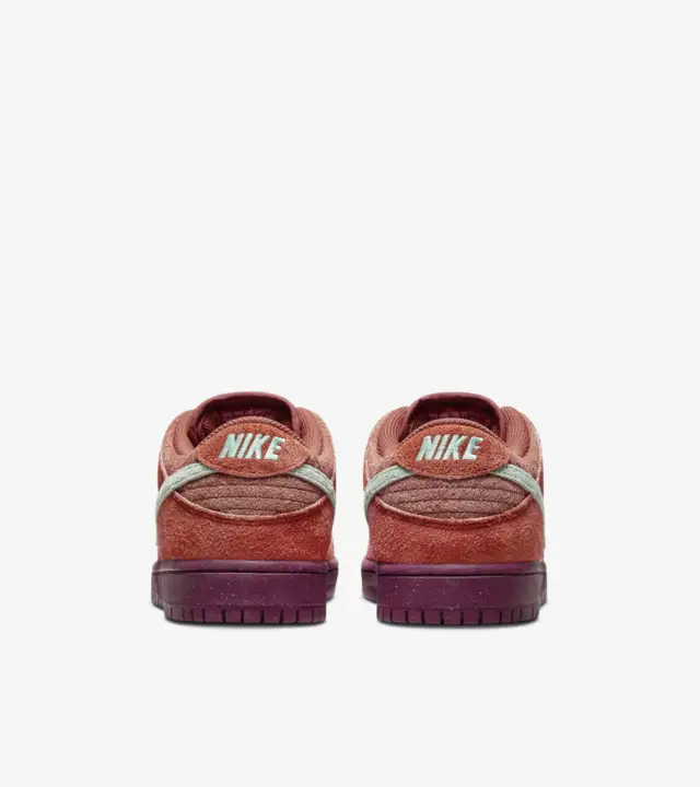 Nike SB Dunk Low 'Mystic Red' achterkant
