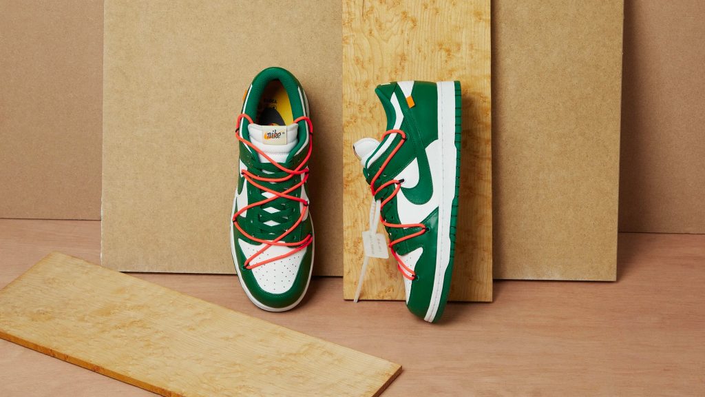 Off White X Nike Dunk Low 'Pine Green' - SNKRS DAY Exclusive Access bruine achtergrond 