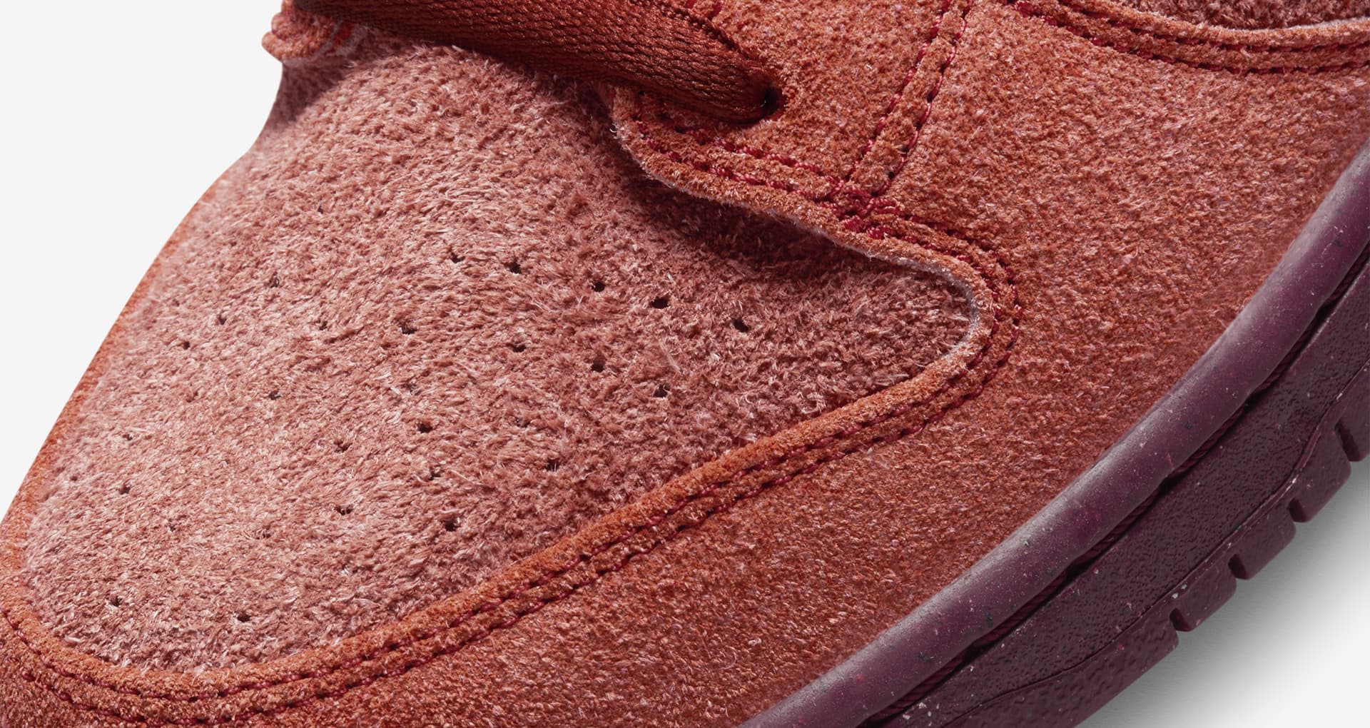 Nike SB Dunk Low 'Mystic Red' toe box suède details