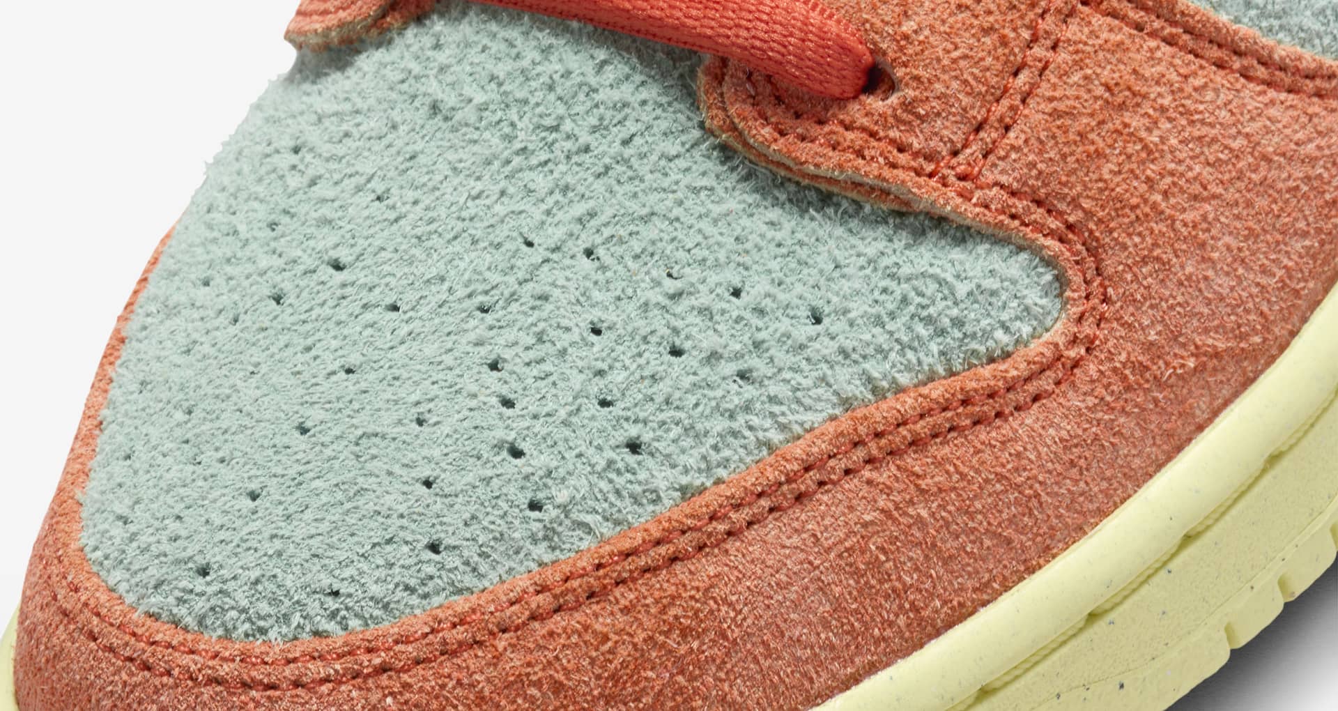 Nike SB Dunk Low 'Noise Aqua' toe box suède details