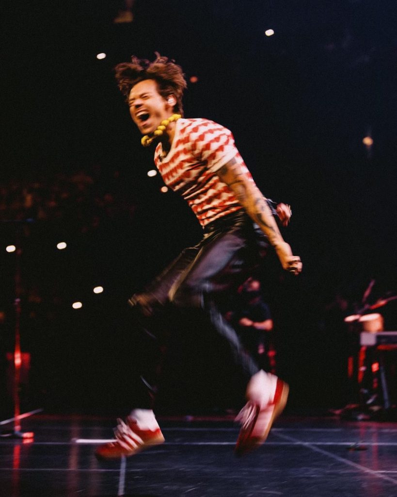 Harry Styles met adidas Gazelle tijdens optreden