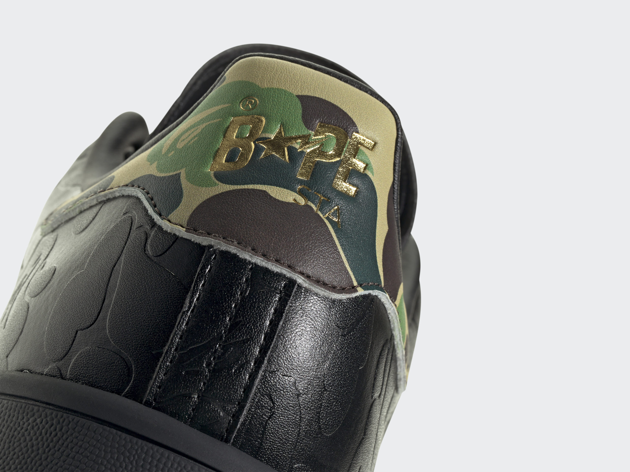 Bekijk de BAPE x adidas Stan Smith 30th Anniversary collectie