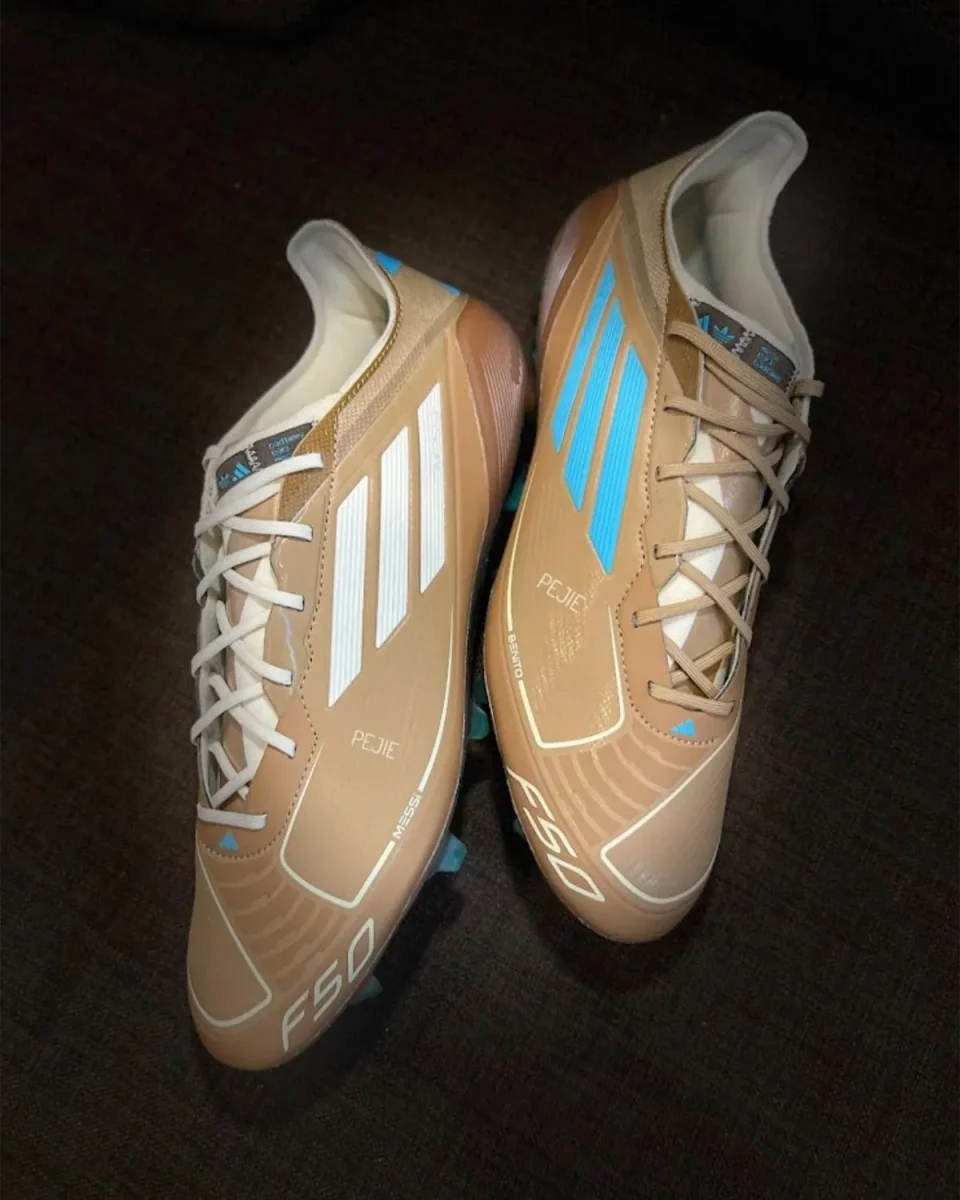 Der adidas F50 in Zusammenarbeit mit Lionel Messi und Bad Bunny - beiger Fußballschuh 