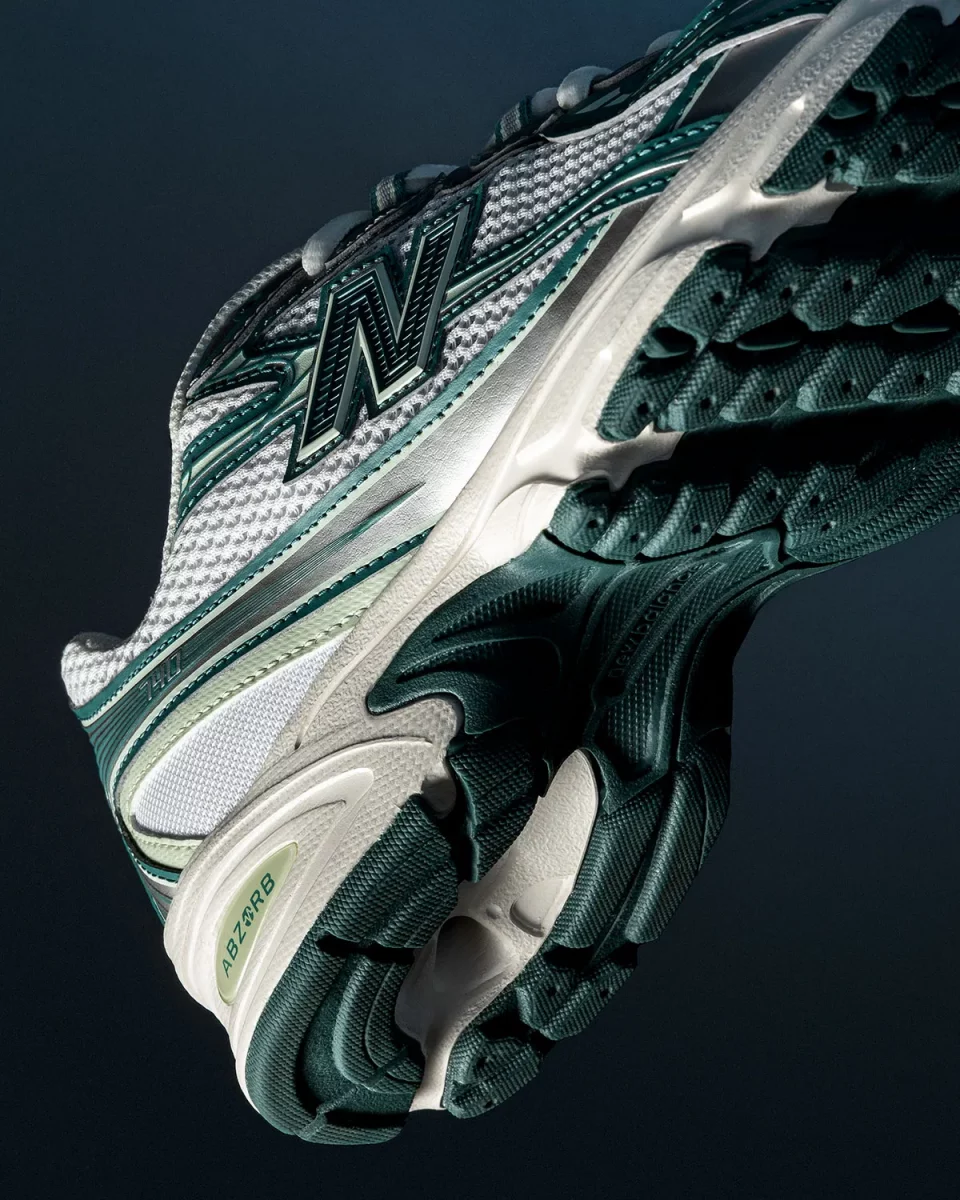 Rückseite des New Balance 740 'Marsh Green' im Detail mit grüner Laufsohle und silbernen mit grünen Overlays