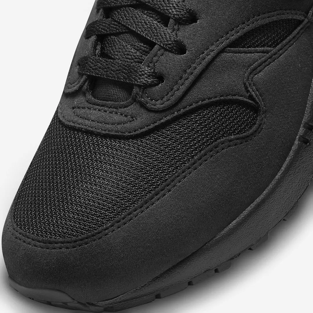 air max 1 black white toebox