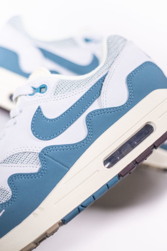 patta am1 noise aqua close up swoosh