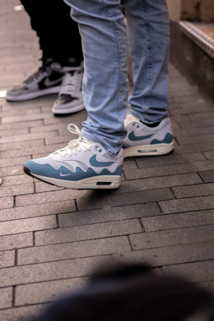 patta x nike air max 1 the wave rush maroon store release - noise aqua on foot