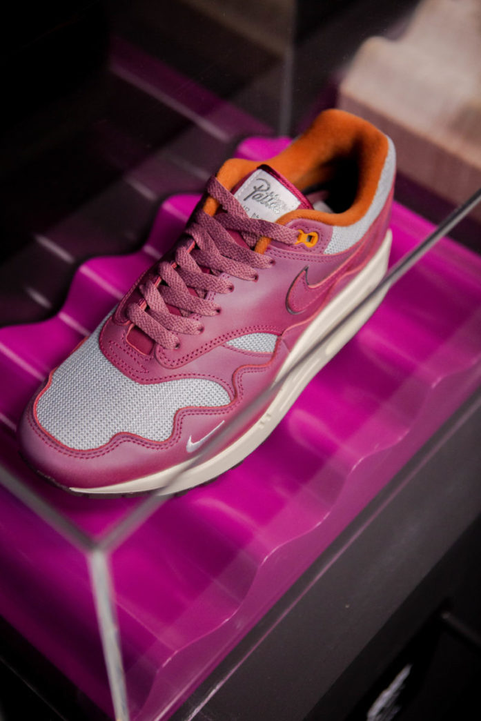 patta x nike air max 1 the wave rush maroon store release - sneaker in a glass display case