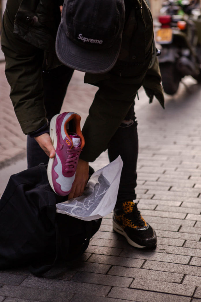 patta x nike air max 1 the wave rush maroon store release - packing the sneaker