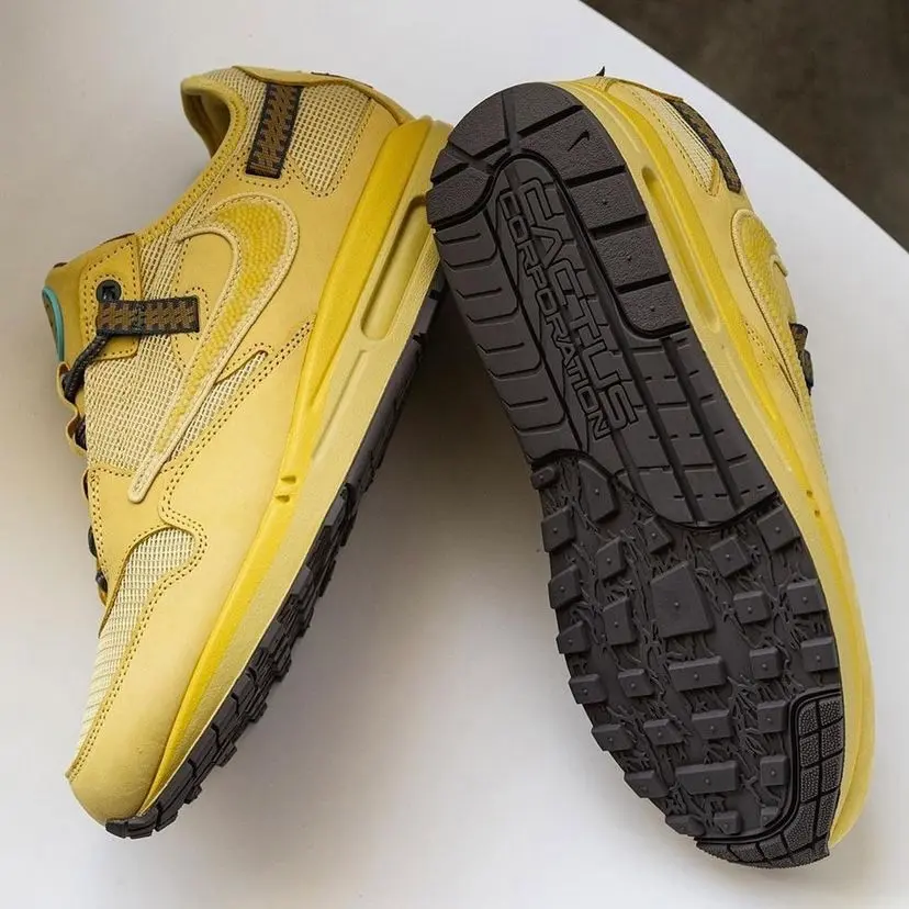 Travis Scott x Nike Saturn Gold sole view