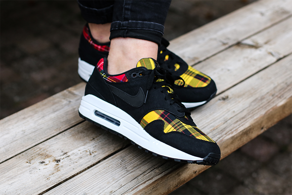 air max 1 se tartan on foot