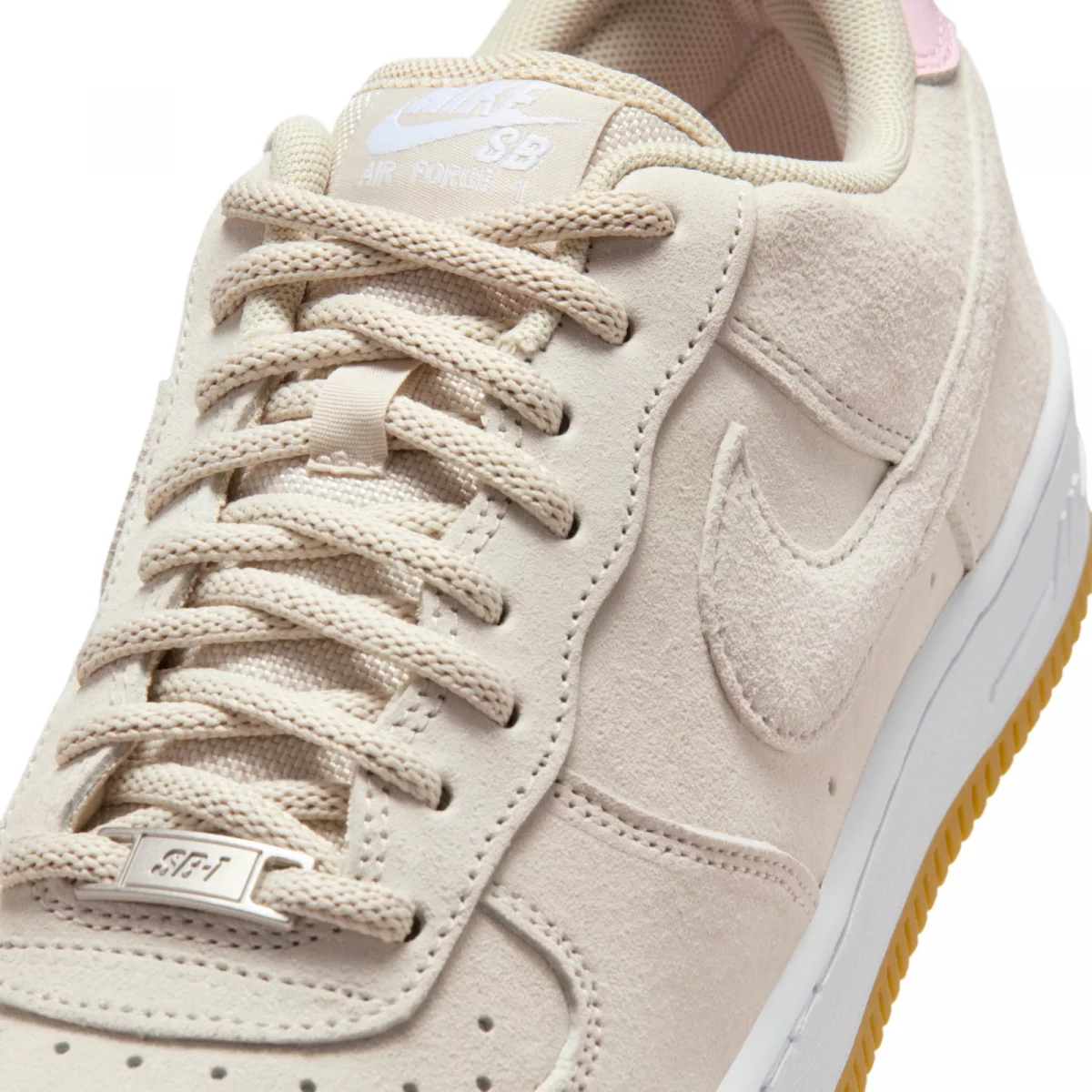 Nike SB Air Force 1 'Light Orewood Brown' ingezoomde foto voorkant